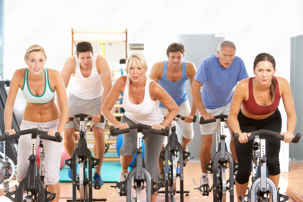 Group Of People In Spinning Class In Gym - obrazy, fototapety, plakaty 
