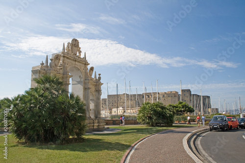 Napoli-Via Partenope con fontana del gigante e castel dell'ovo