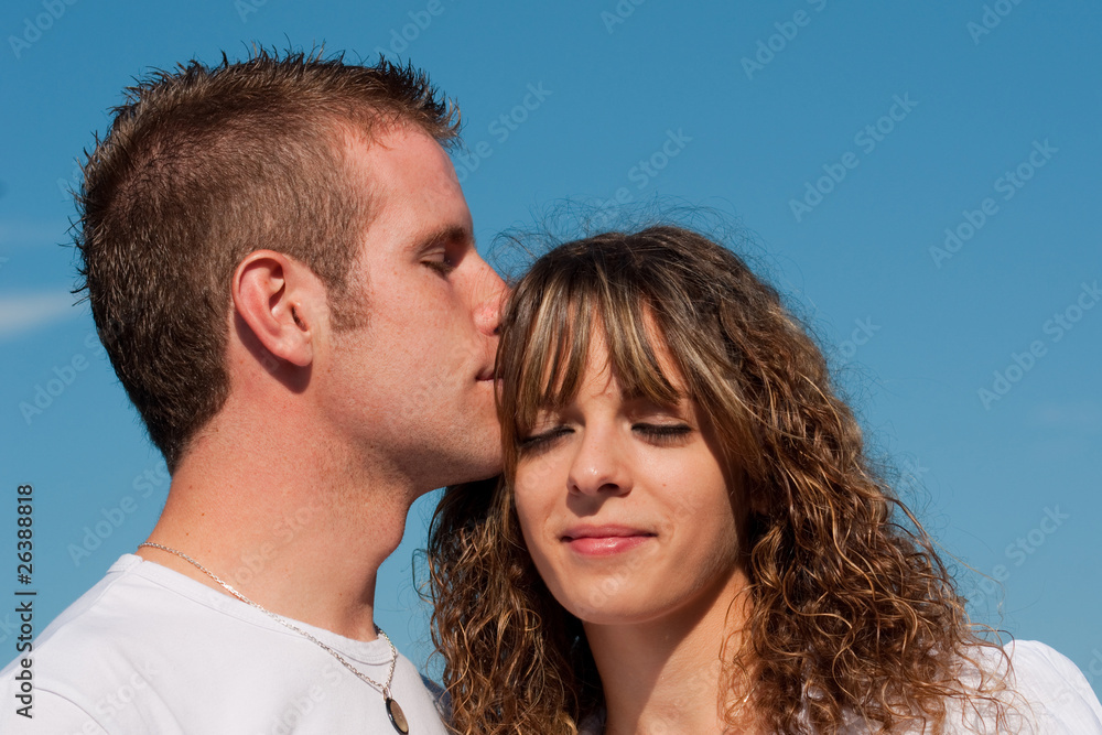 portrait d'un couple sous le ciel bleu portrait d'un couple sous le ciel bleu