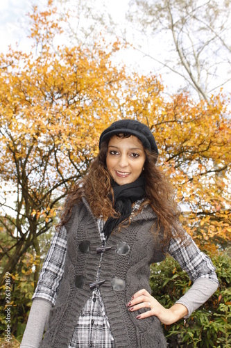 Ein Fotomodel post vor einem Herbstbaum