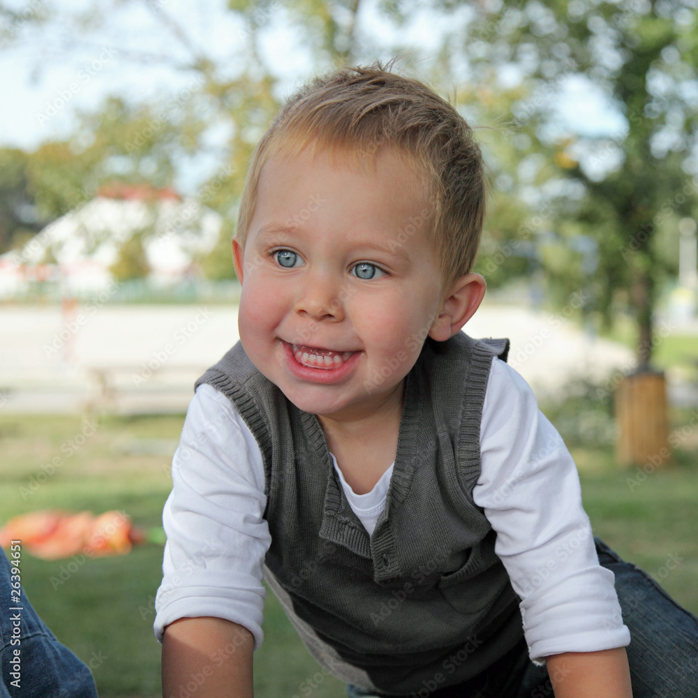 jeune garçon souriant, 2 ans, extérieur campagne jeune garçon souriant, 2 ans, extérieur campagne