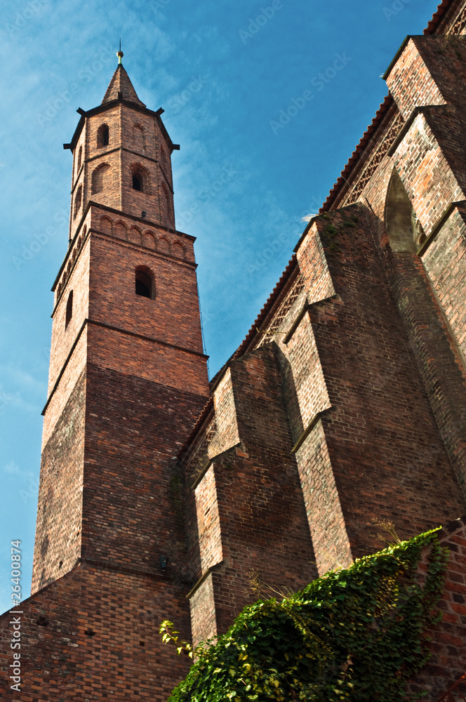 Obraz premium Wieża kościoła gotyckiego we Wrocławiu