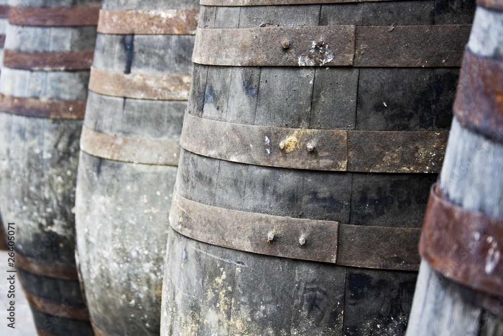 Cubas viejas de madera para almacenar vino tinto Cubas viejas de madera para almacenar vino tinto
