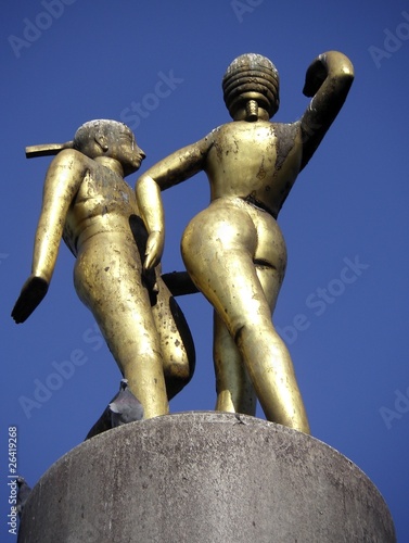 Skulptur eines tanzenden Paares auf dem Hermannplatz