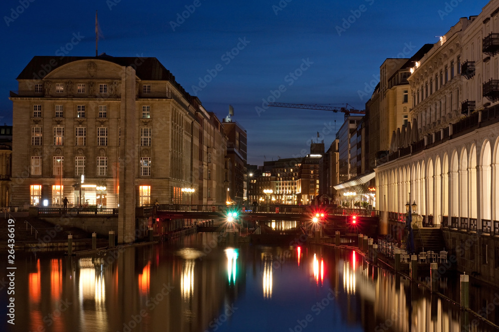 Kleine Alster in Hamburg mit Alsterarkaden bei Nacht