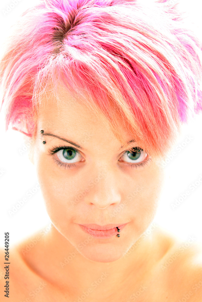 Eine Frau mit Piercing im Gesicht und pinkfarbenem Kurzhaarschnitt Stock Photo Adobe Stock