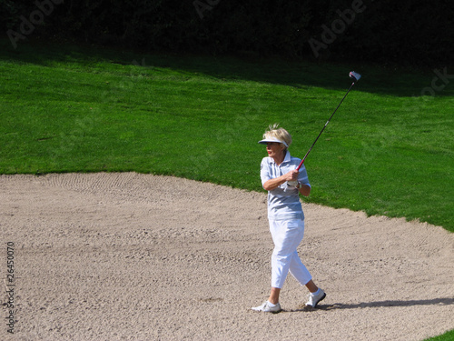 mr_Seniorin beim Golfschlag aus Fairway-Bunker