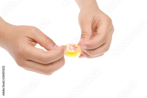 キャンディーを開ける子供の手