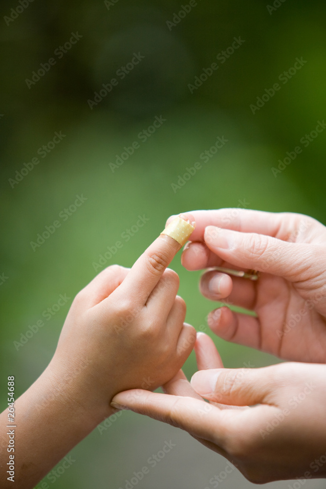 絆創膏を貼ってもらう子供 絆創膏を貼ってもらう子供