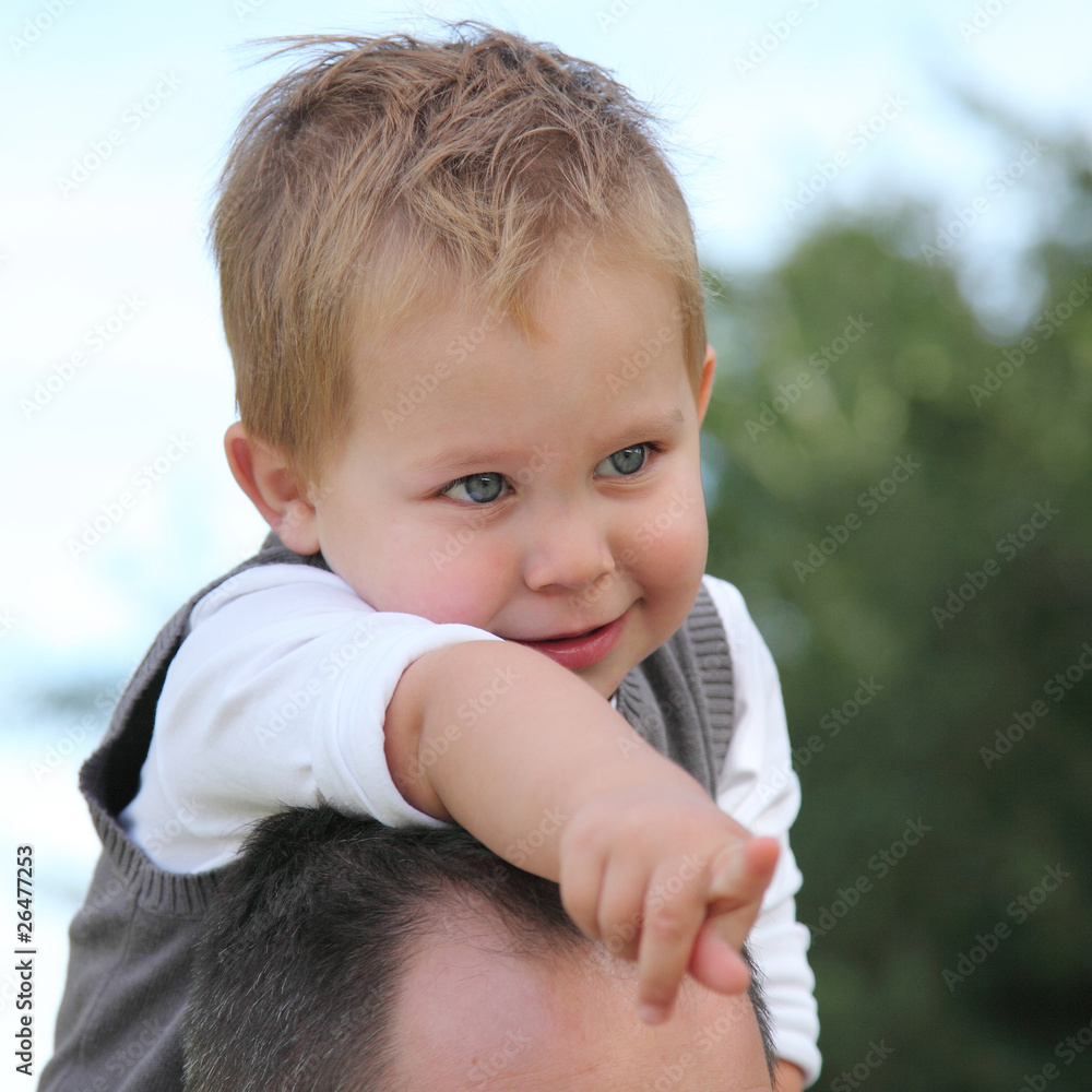 Montrer du doigt (petit garçon, 2 ans) Stock Photo