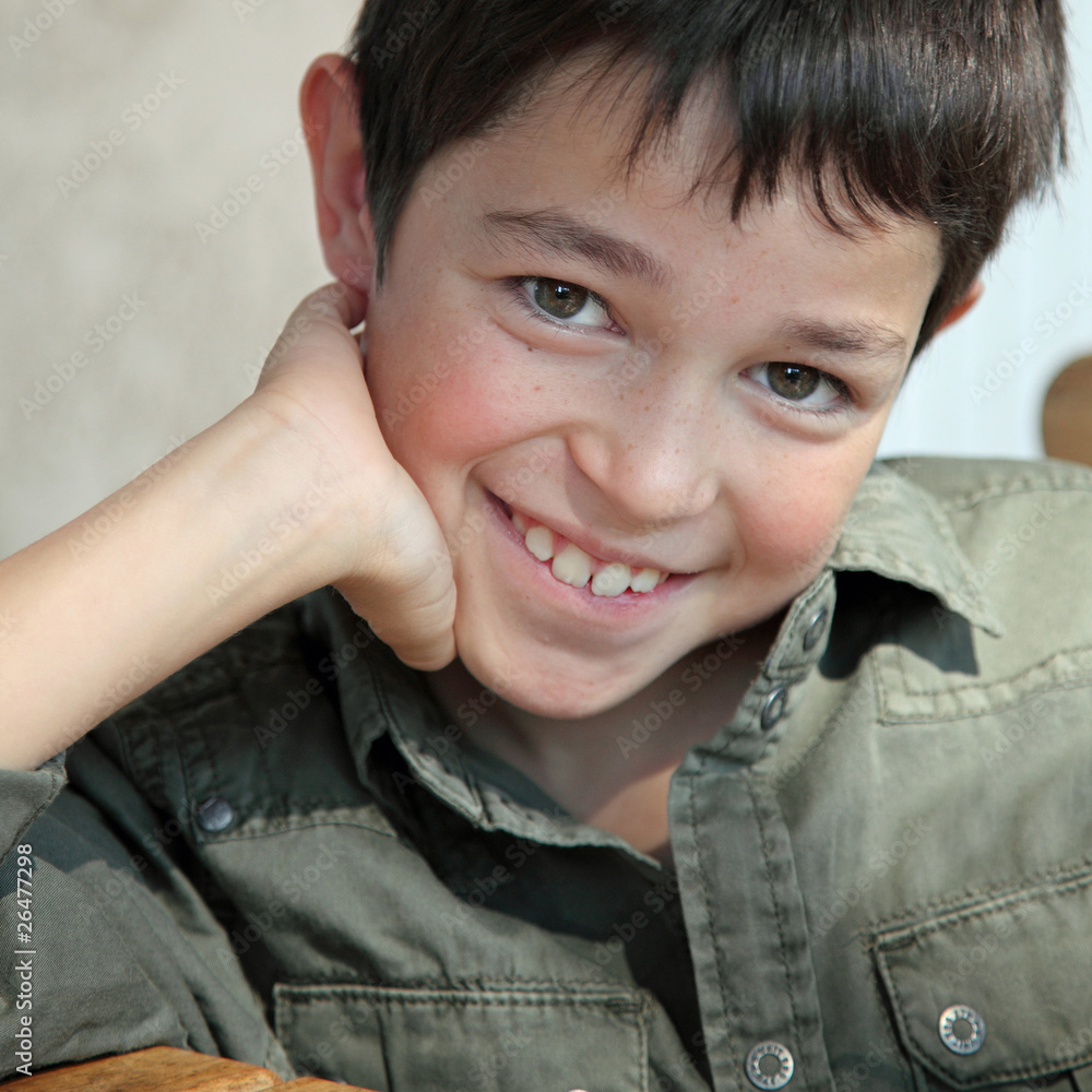 Sourire d'automne d'un jeune garçon (8 ans) Stock Photo