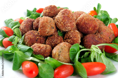 Meatballs with fresh vegetables