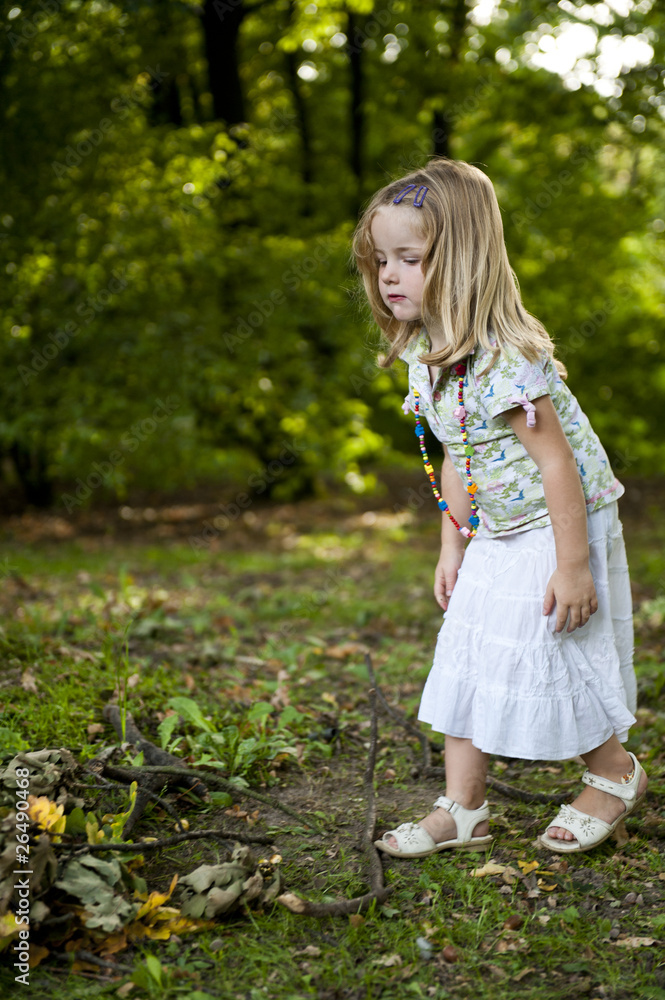 Mädchen im Wald