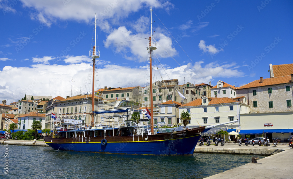 Obraz premium Żaglówka na nabrzeżu