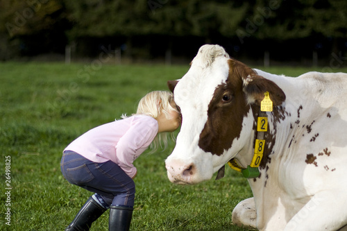 Kind küsst Kuh