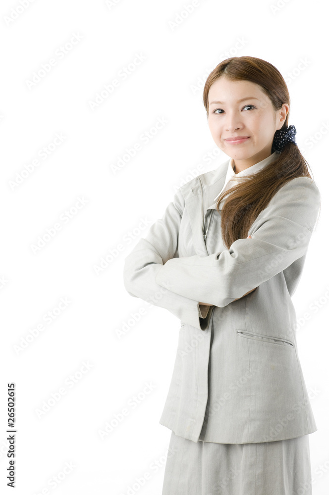 腕組みする女性社員 腕組みする女性社員