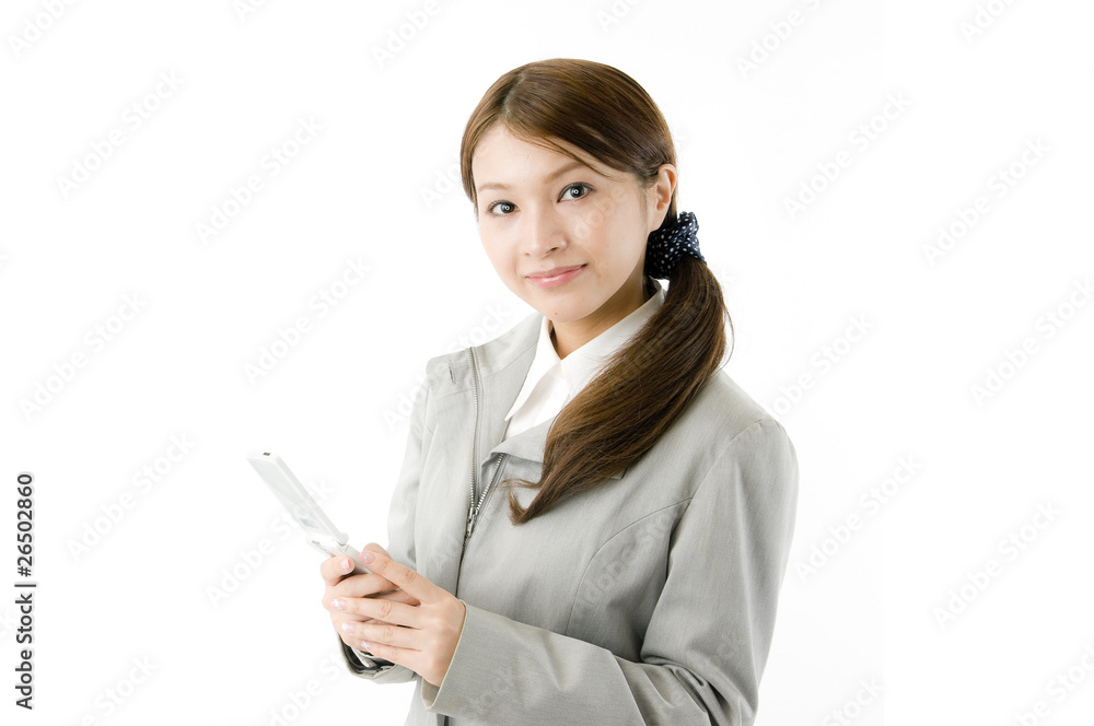 メールする女性社員 メールする女性社員