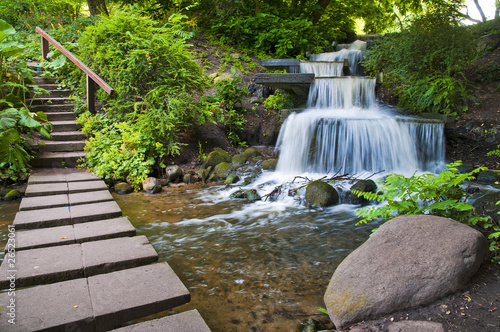Obraz na płótnie Wasserfall in Planten un Blomen Hamburg w salonie