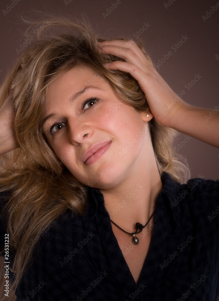 Obraz premium jeune femme blonde - fond marron