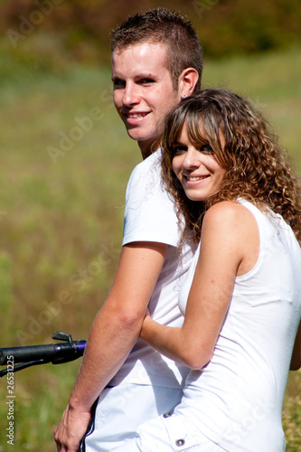 jeune couple sur un vélo © Magalice