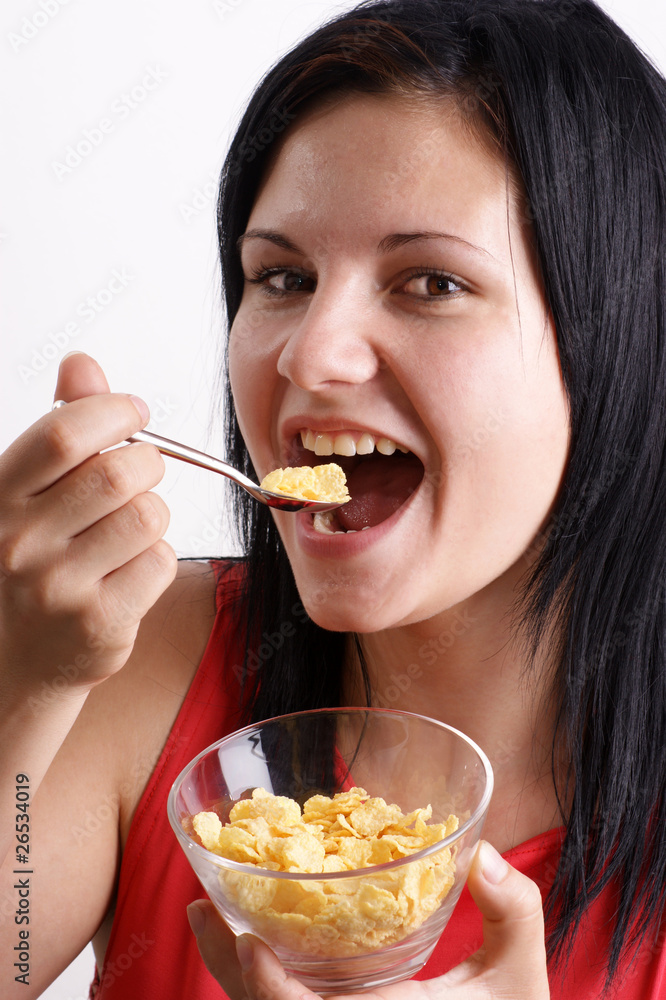 eine junge Frau isst Corn flakes eine junge Frau isst Corn flakes