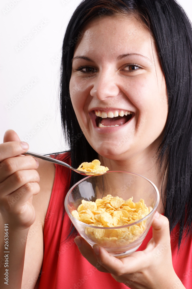 eine junge Frau isst Corn flakes eine junge Frau isst Corn flakes