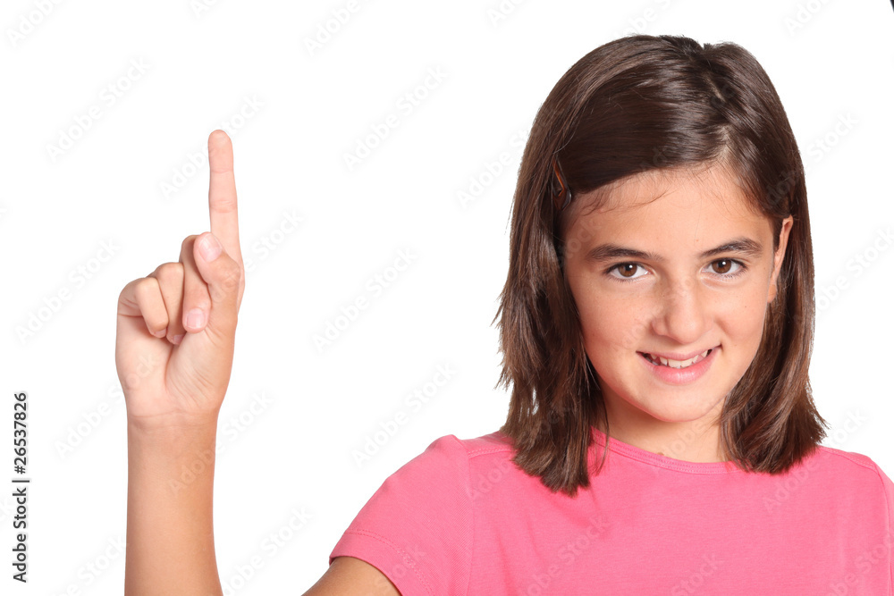 bambina con indice alzato su fondo bianco bambina con indice alzato su fondo bianco