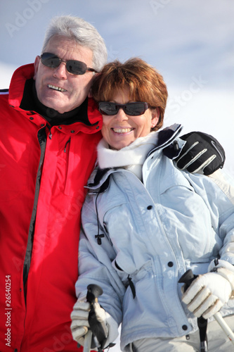 Portrait d'un homme et d'une femme seniors à la neige