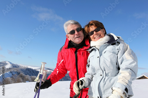 Portrait d'un homme et femme seniors à la neige