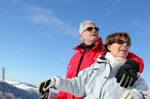 Portrait d'un homme et femme seniors à la neige photo