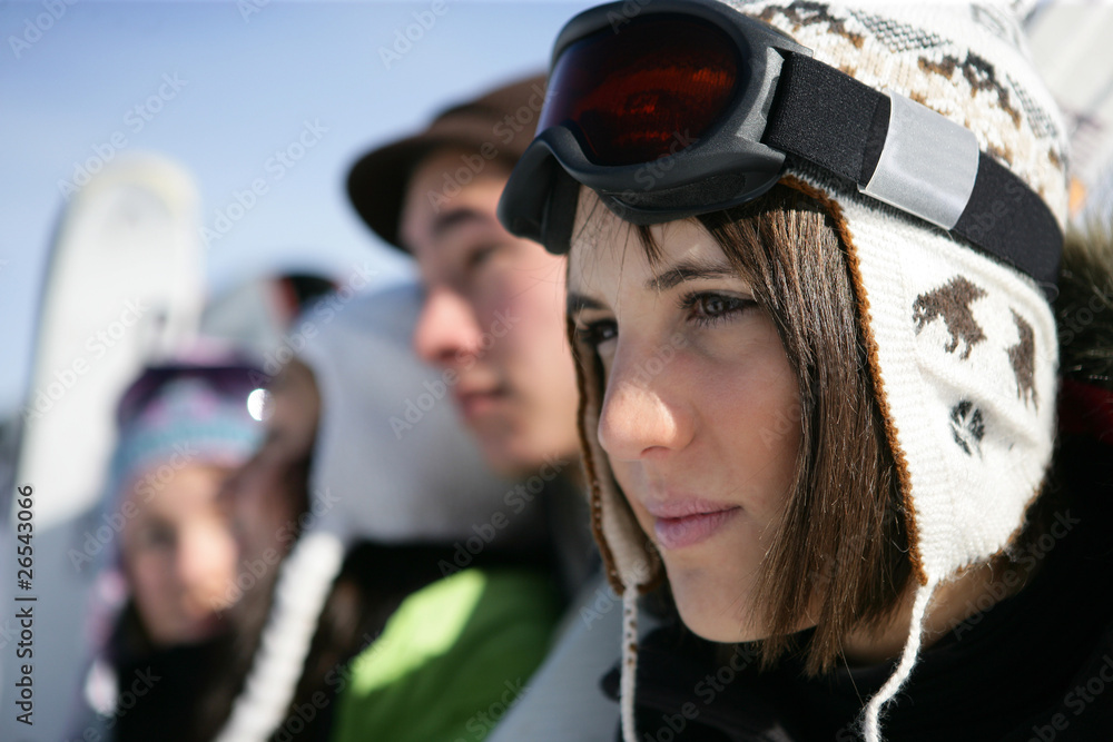 Portrait d'une jeune femme près d'un groupe d'amis à la neige Portrait d'une jeune femme près d'un groupe d'amis à la neige