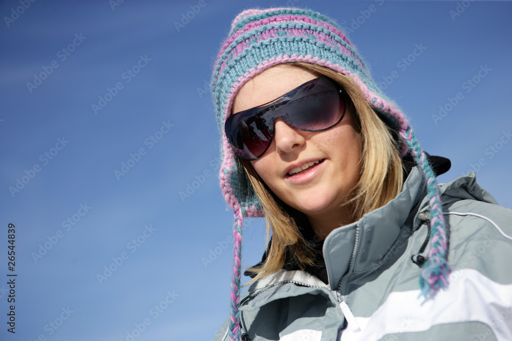 Jeune femme souriante avec bonnet en laine Jeune femme souriante avec bonnet en laine