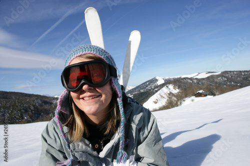 Jeune femme souriante portant un masque de ski à la neige