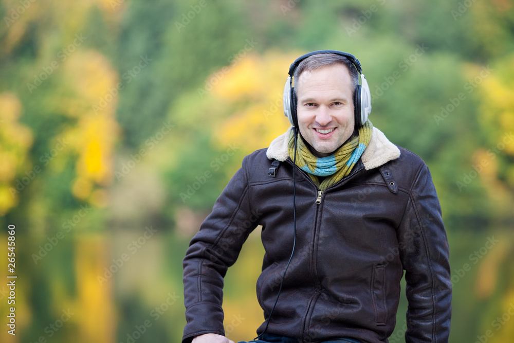 mann mit kopfhörer in der natur mann mit kopfhörer in der natur