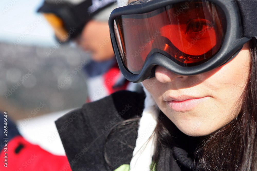 Portrait d'une jeune femme portant un masque de ski Portrait d'une jeune femme portant un masque de ski