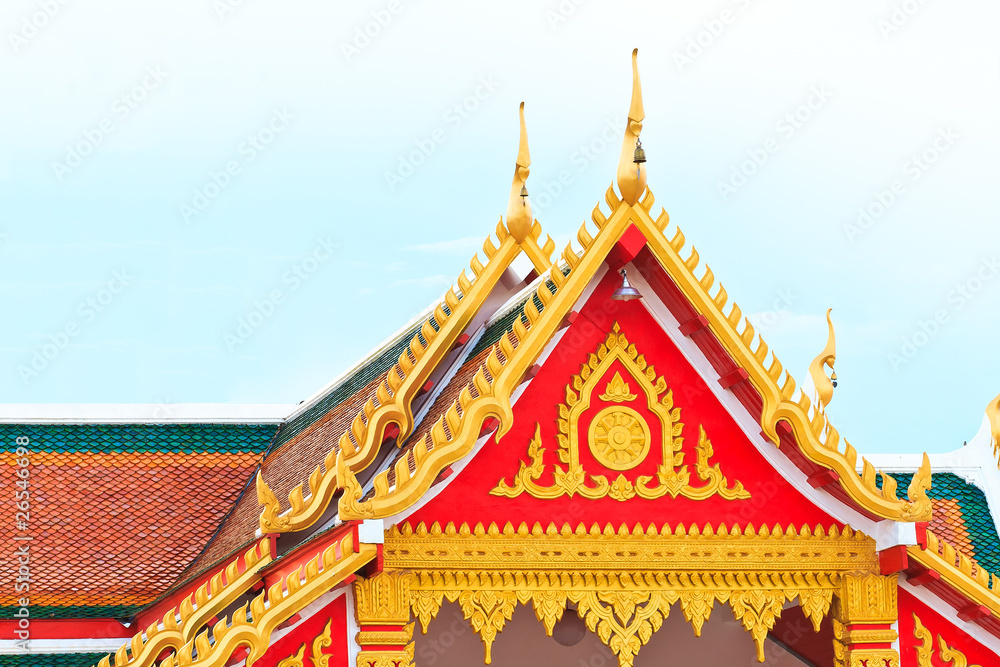 Fototapeta premium painting craved front and top roof of budda temple building
