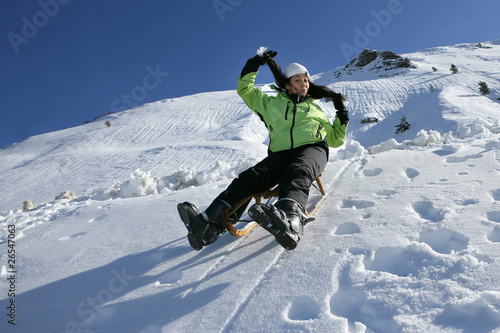 Fotografia Jeune femme faisant de la luge à la neige