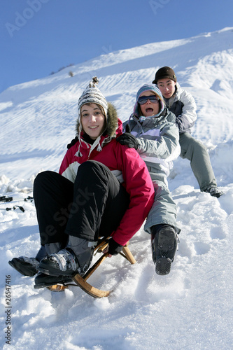 Jeunes femmes faisant de la luge à la neige