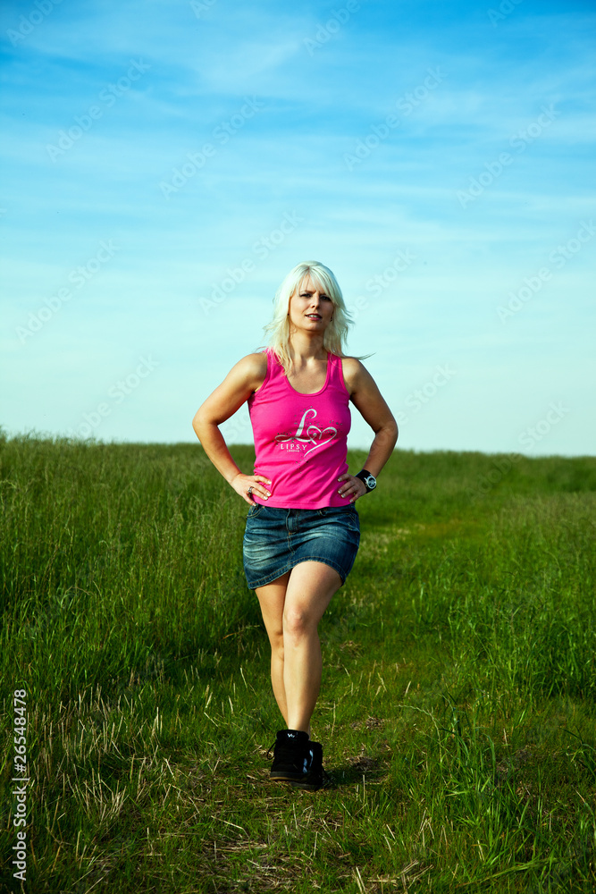 Junge Frau laeuft ueber die Wiese 295 Junge Frau laeuft ueber die Wiese 295