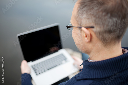 mann mit laptop am see