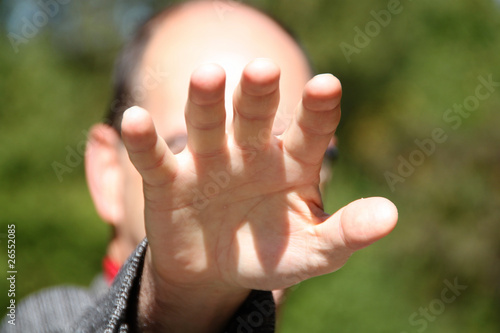 Keine Fotos !! Mann hält schützend die Hand vor das Gesicht © tina7si