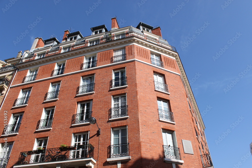 Fototapeta premium Immeuble en briques rouges du quartier du Montparnasse à Paris