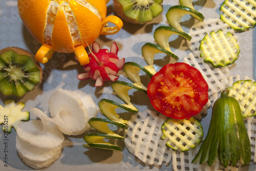 Obst und Gemüse dekorativ angerichtet