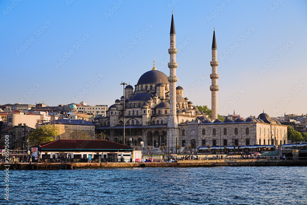 Obraz premium The Yeni Mosque in Istanbul, Turkey