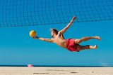 Beachvolleyball - Mann springt nach Ball