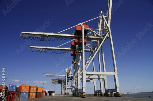 Gruas en puerto de contenedores