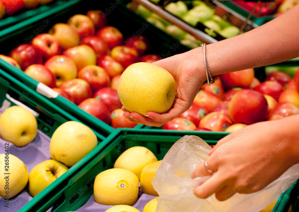 choix des fruits au supermarché
