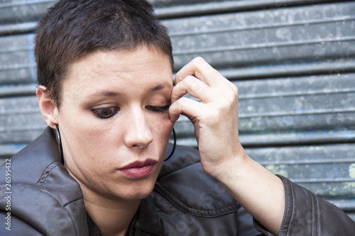 portrait d'une femme angoissée avec des gestes nerveux