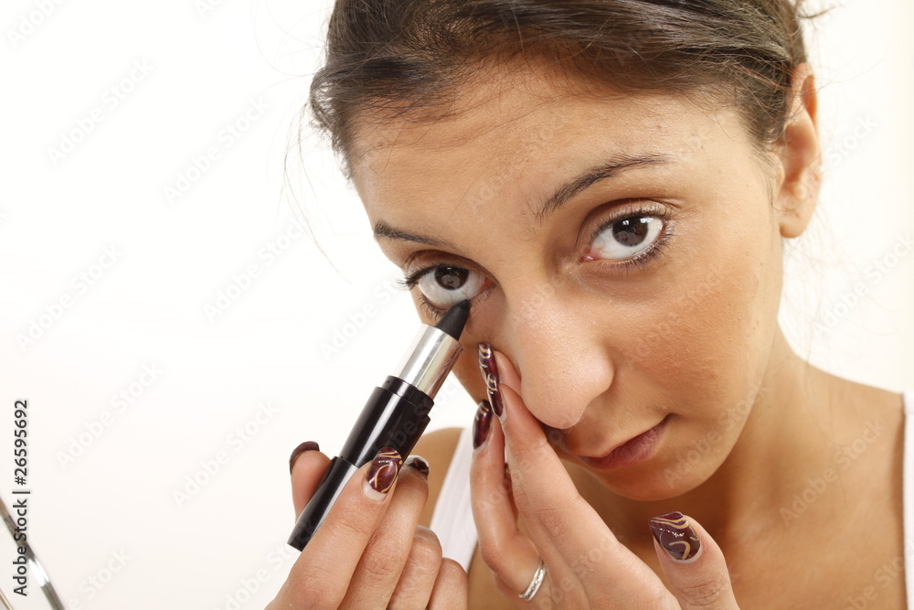 Augen mit Kajastift verschönern Augen mit Kajastift verschönern