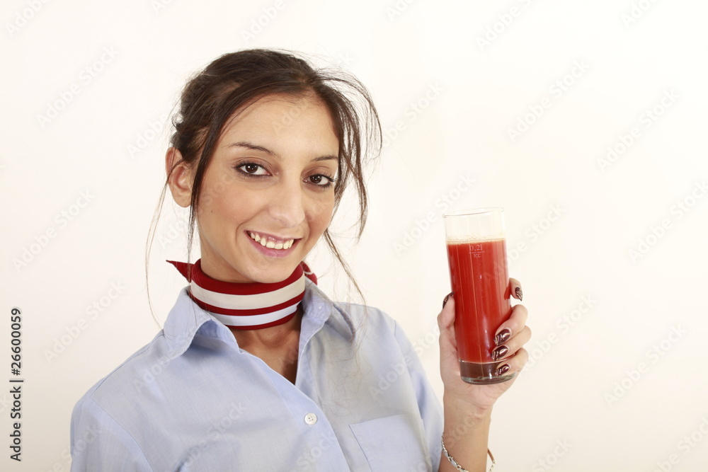 Attraktive Stewardess mit einem Glas Tomatensaft Attraktive Stewardess mit einem Glas Tomatensaft